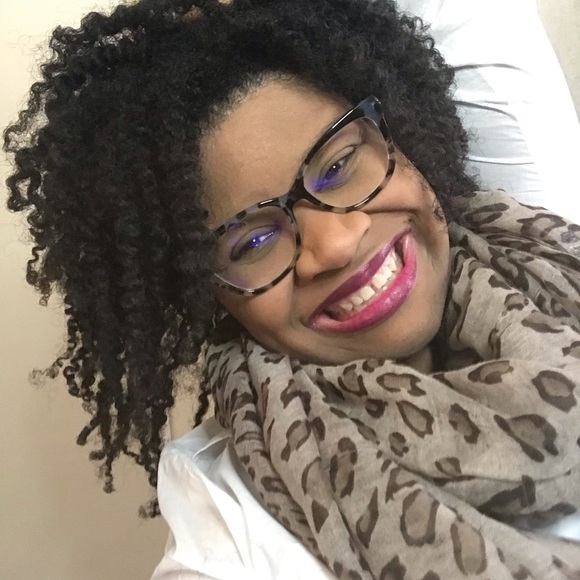 Meet your Posher, Danielle - Picture 2 of 7